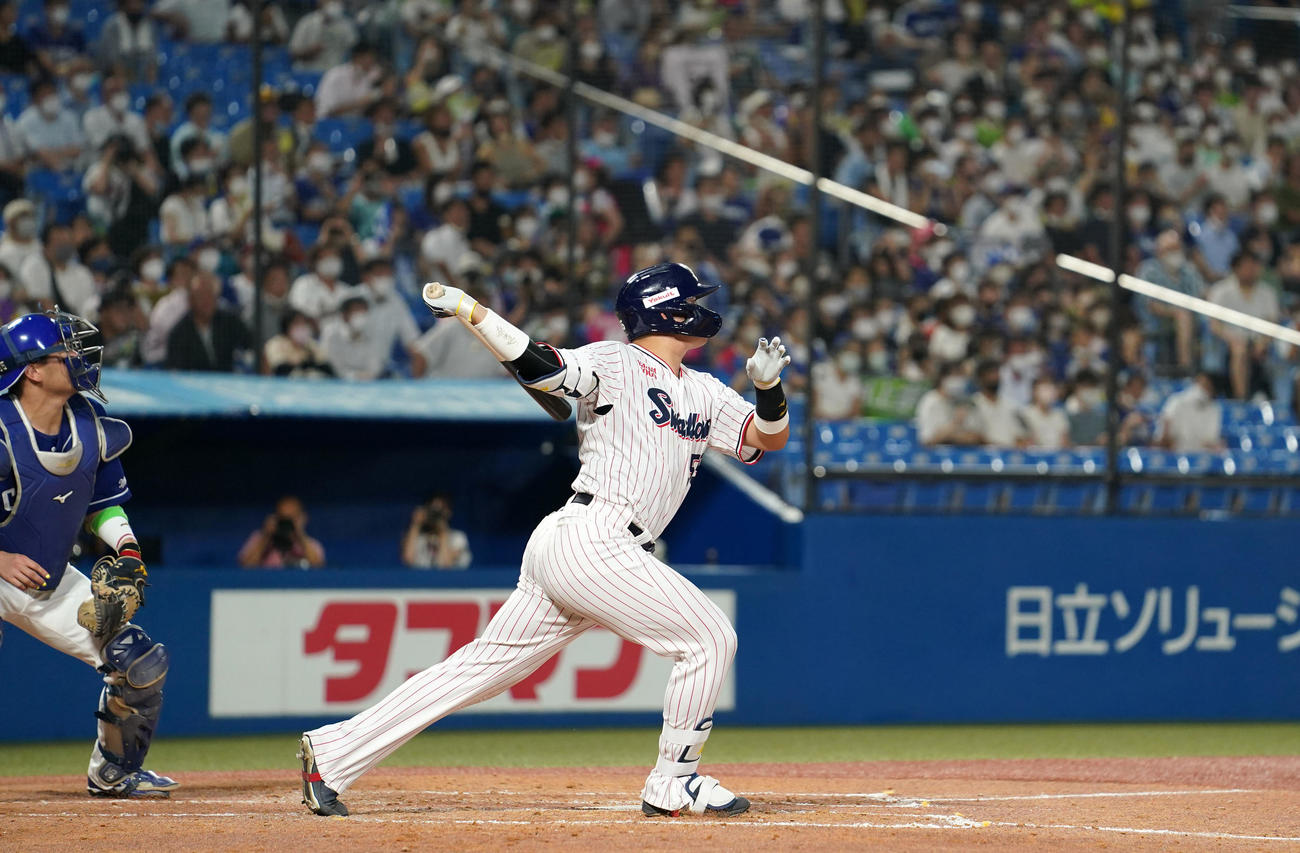 ヤクルト対中日　3回裏ヤクルト1死一塁、プロ野球新記録の5打席連発となる左中間への2点本塁打を放つ村上（2022年8月2日撮影）