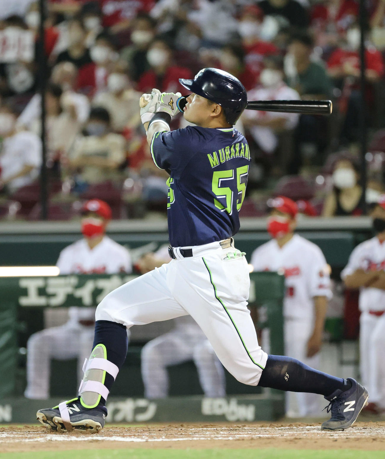 広島対ヤクルト　8回表ヤクルト2死、村上は40号右越え本塁打を放つ（撮影・加藤孝規）