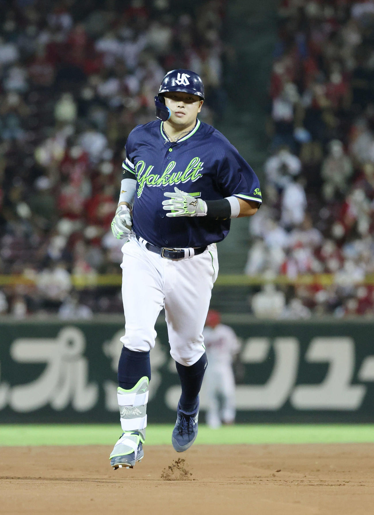 広島対ヤクルト　8回表ヤクルト2死、村上は40号右越え本塁打を放ち、二、三塁間を走る（撮影・加藤孝規）