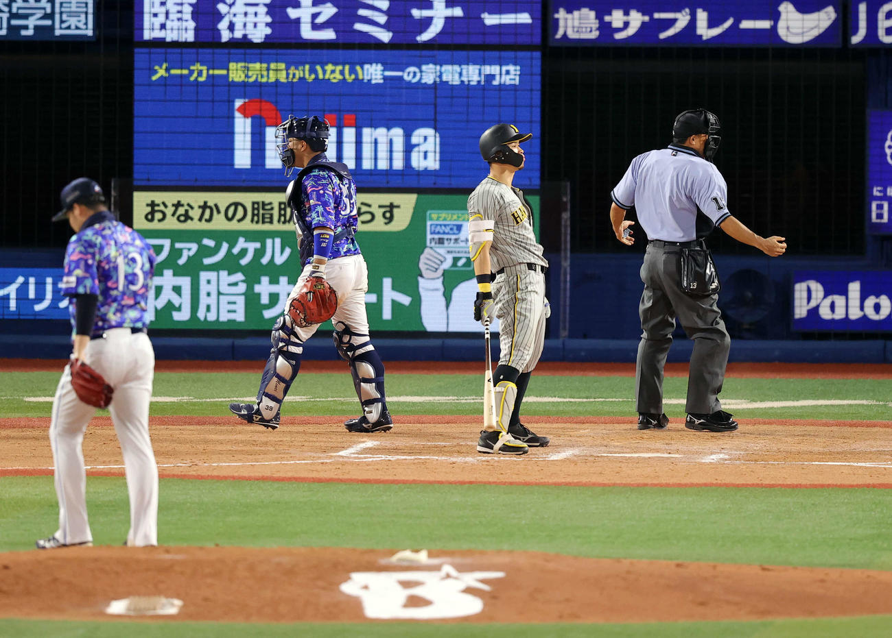 DeNA対阪神　8回表阪神2死一、二塁、佐藤輝は見逃し三振に倒れる。投手伊勢（撮影・浅見桂子）