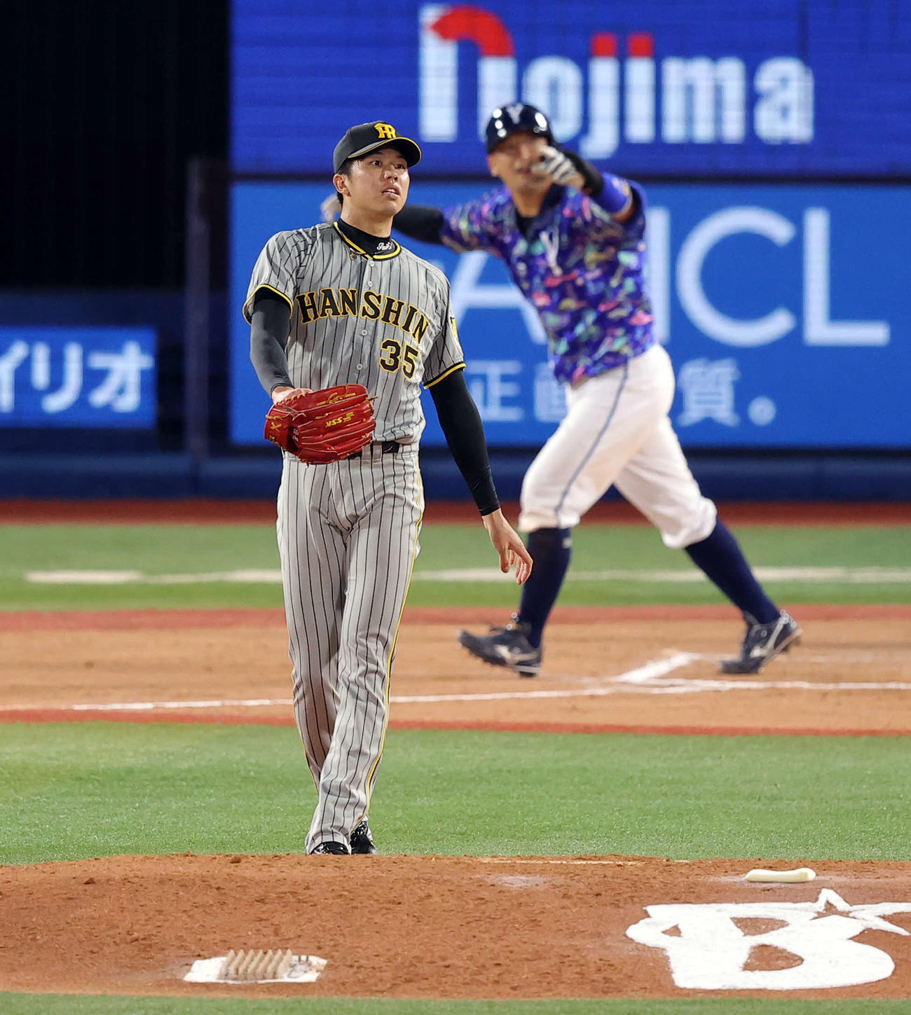 DeNA対阪神　7回裏DeNA2死一塁、嶺井に勝ち越し2点本塁打を許した才木（撮影・浅見桂子）
