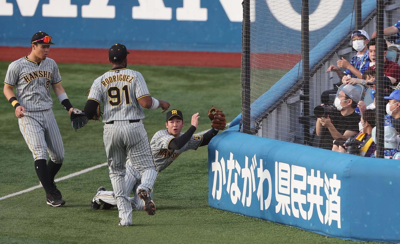 DeNA対阪神　1回裏DeNA2死一塁、山本は牧の二塁飛をフェンスに当たりながら好捕する（撮影・上田博志）