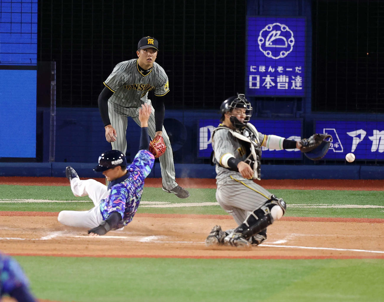 DeNA対阪神　7回裏DeNA2死一塁、オースティンの左適時二塁打で柴田（手前左）の生還を許した才木（奥）。捕手梅野（撮影・浅見桂子）