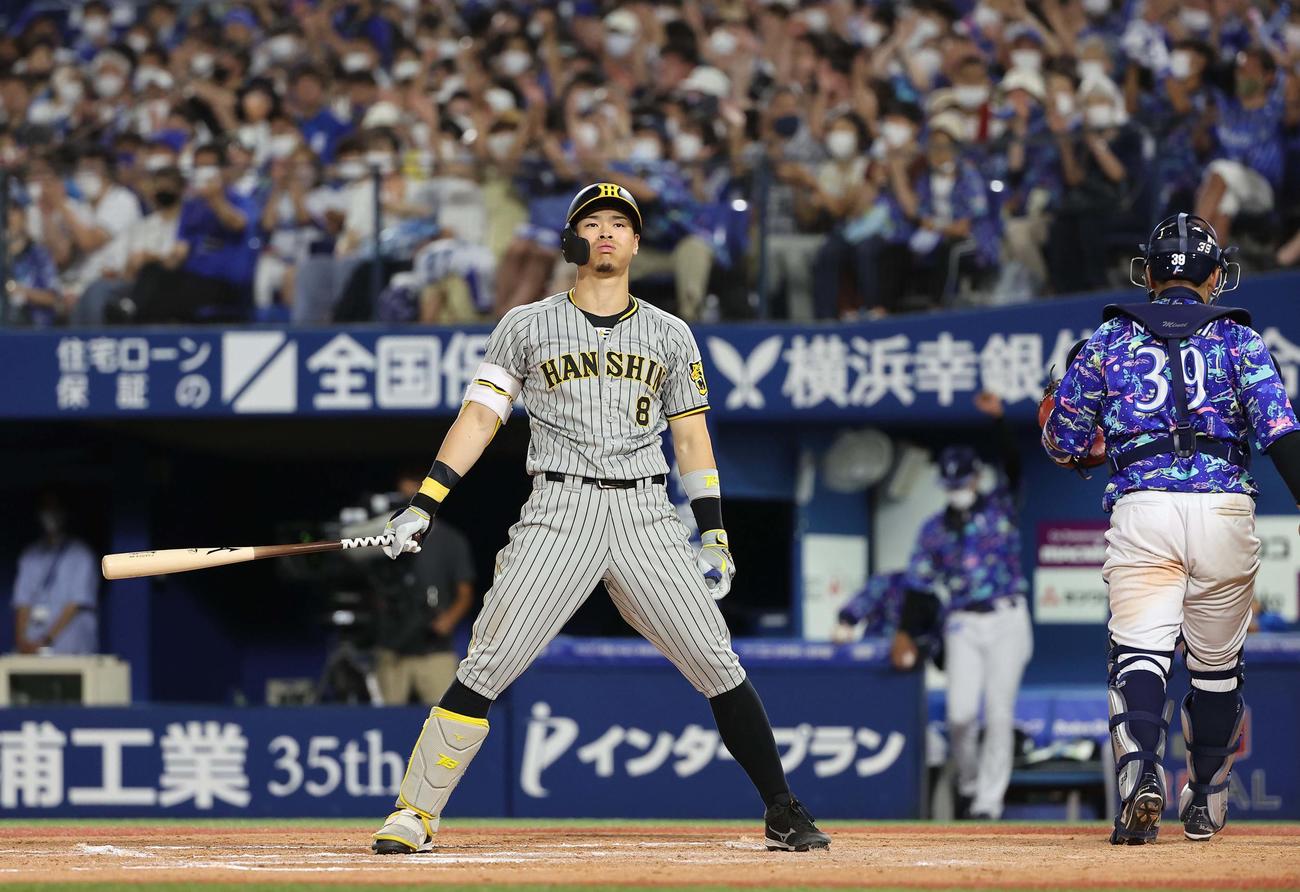 DeNA対阪神　8回表阪神2死一、二塁、佐藤輝は見逃し三振に倒れる（撮影・上田博志）