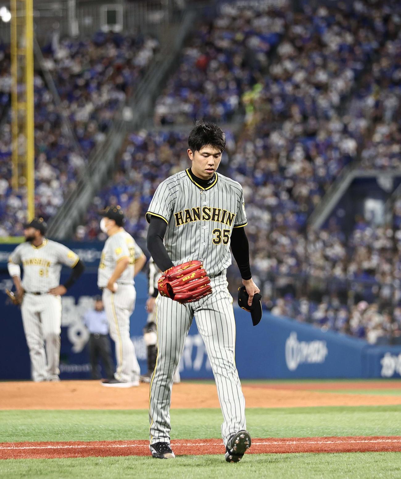 DeNA対阪神　7回途中4失点で降板する才木（撮影・上田博志）