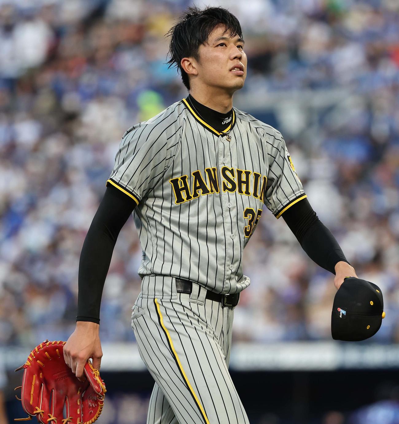 DeNA対阪神　4回、同点に追いつかれた才木は厳しい表情でベンチに引き揚げる（撮影・上田博志）
