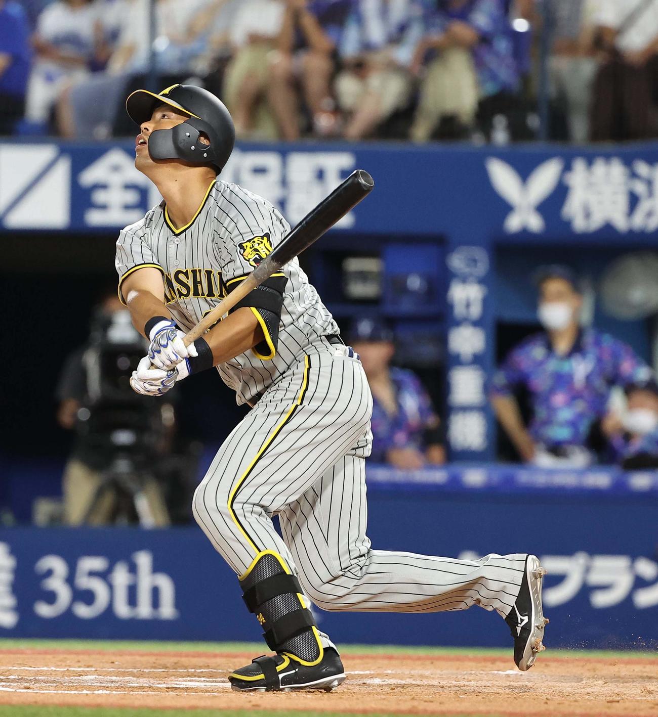 DeNA対阪神　9回表阪神1死一、二塁、代打原口は大飛球を放つも左飛に倒れる（撮影・上田博志）