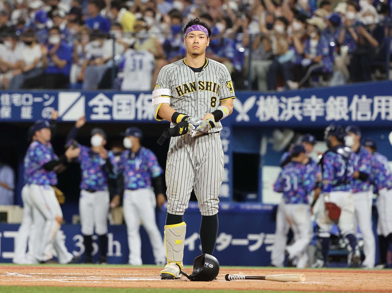 DeNA対阪神　8回表阪神2死一、二塁、佐藤輝は見逃し三振に倒れる（撮影・上田博志）