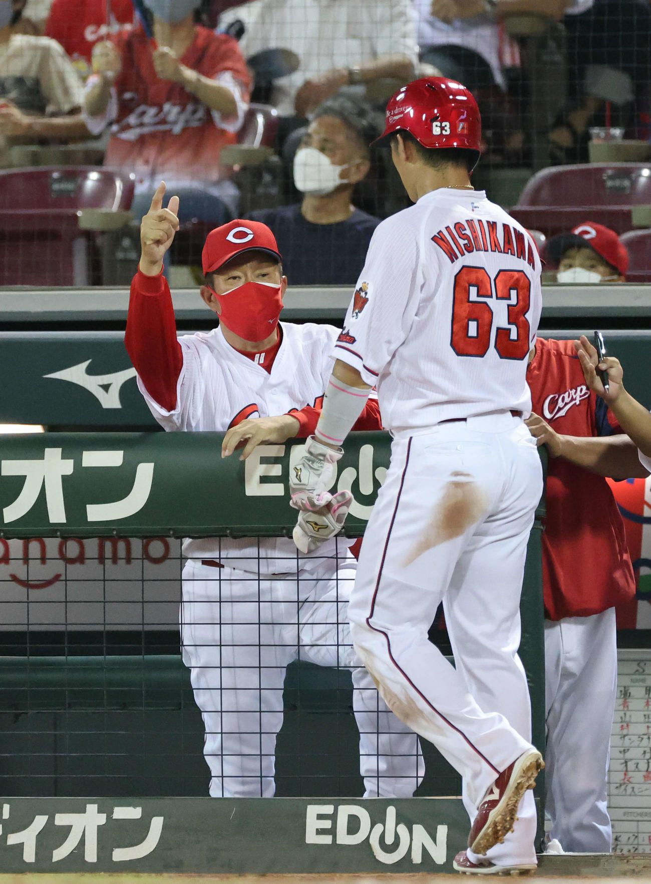 広島対ヤクルト　6回裏広島2死一、二塁、小園海斗の右適時打で生還した西川を迎える佐々岡監督（左）（撮影・加藤孝規）