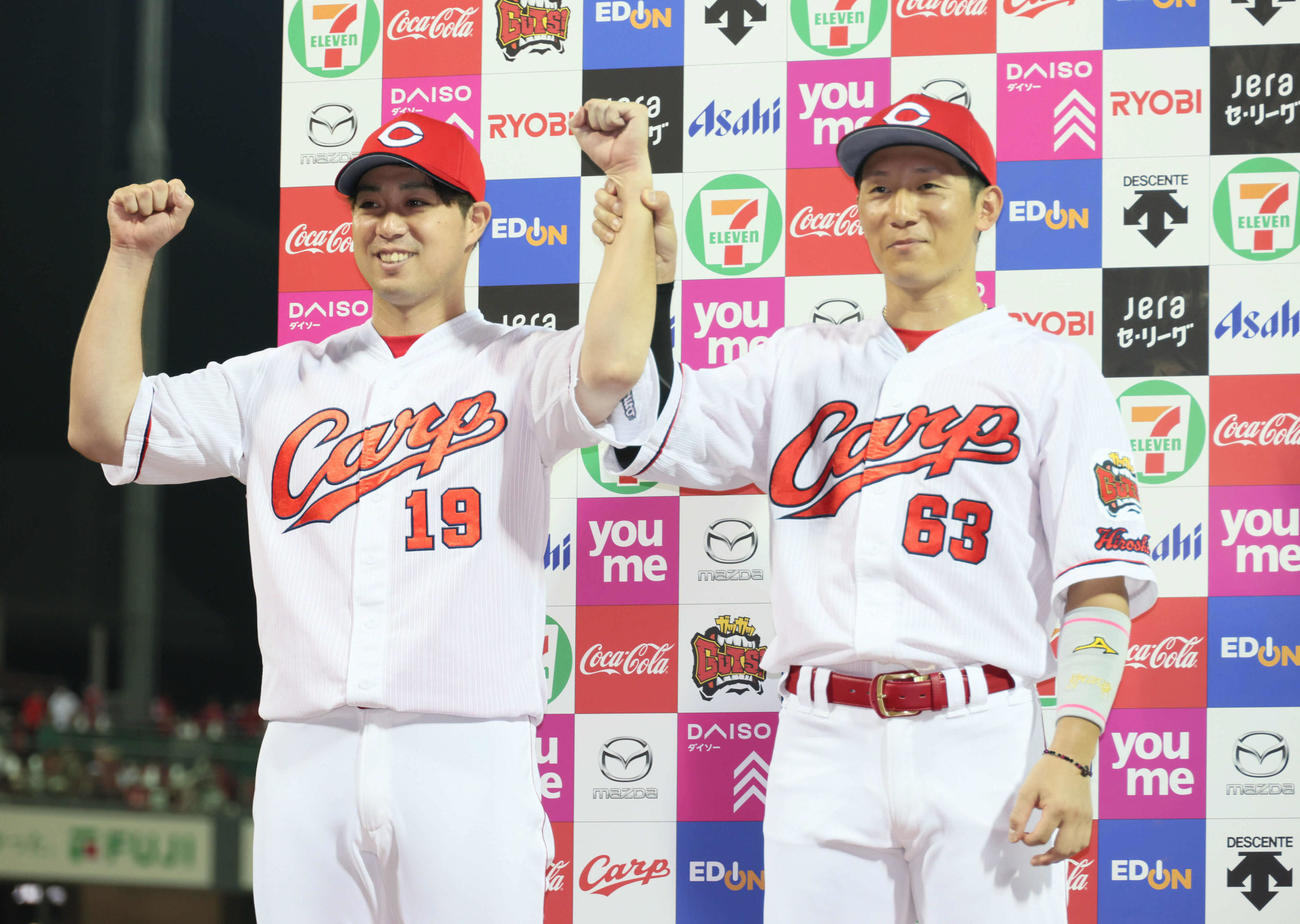 広島対ヤクルト　お立ち台でポーズを決める野村（左）と西川（撮影・加藤孝規）