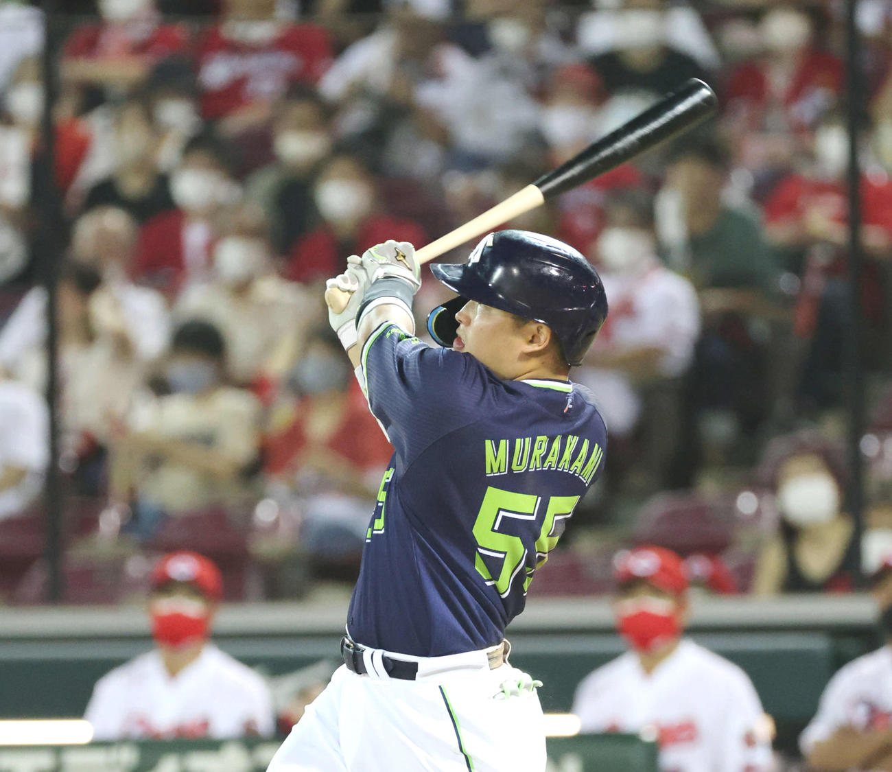 8回表ヤクルト2死、村上は40号右越え本塁打を放つ（撮影・加藤孝規）