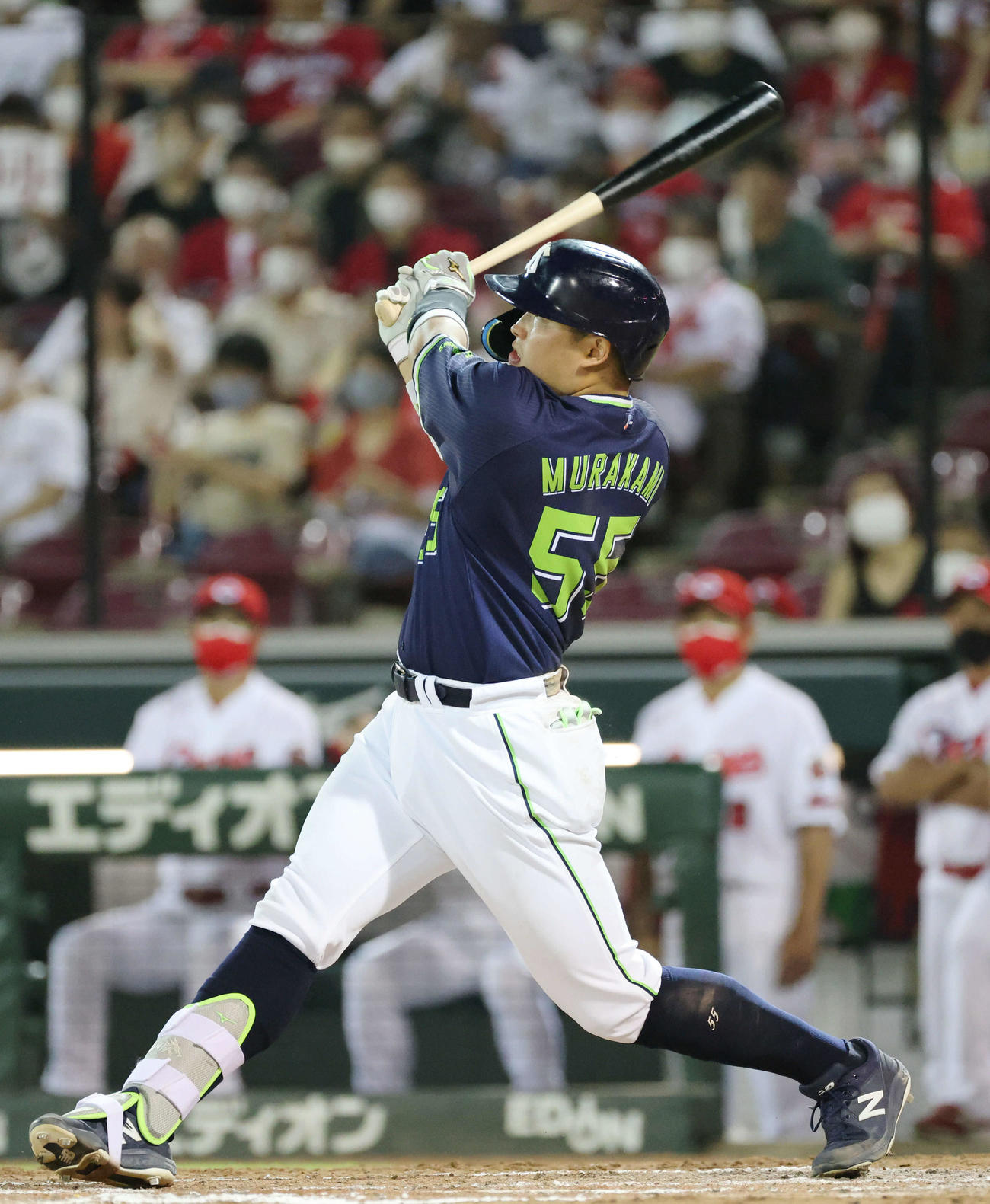 広島対ヤクルト　8回表ヤクルト2死、村上は40号右越え本塁打を放つ（撮影・加藤孝規）