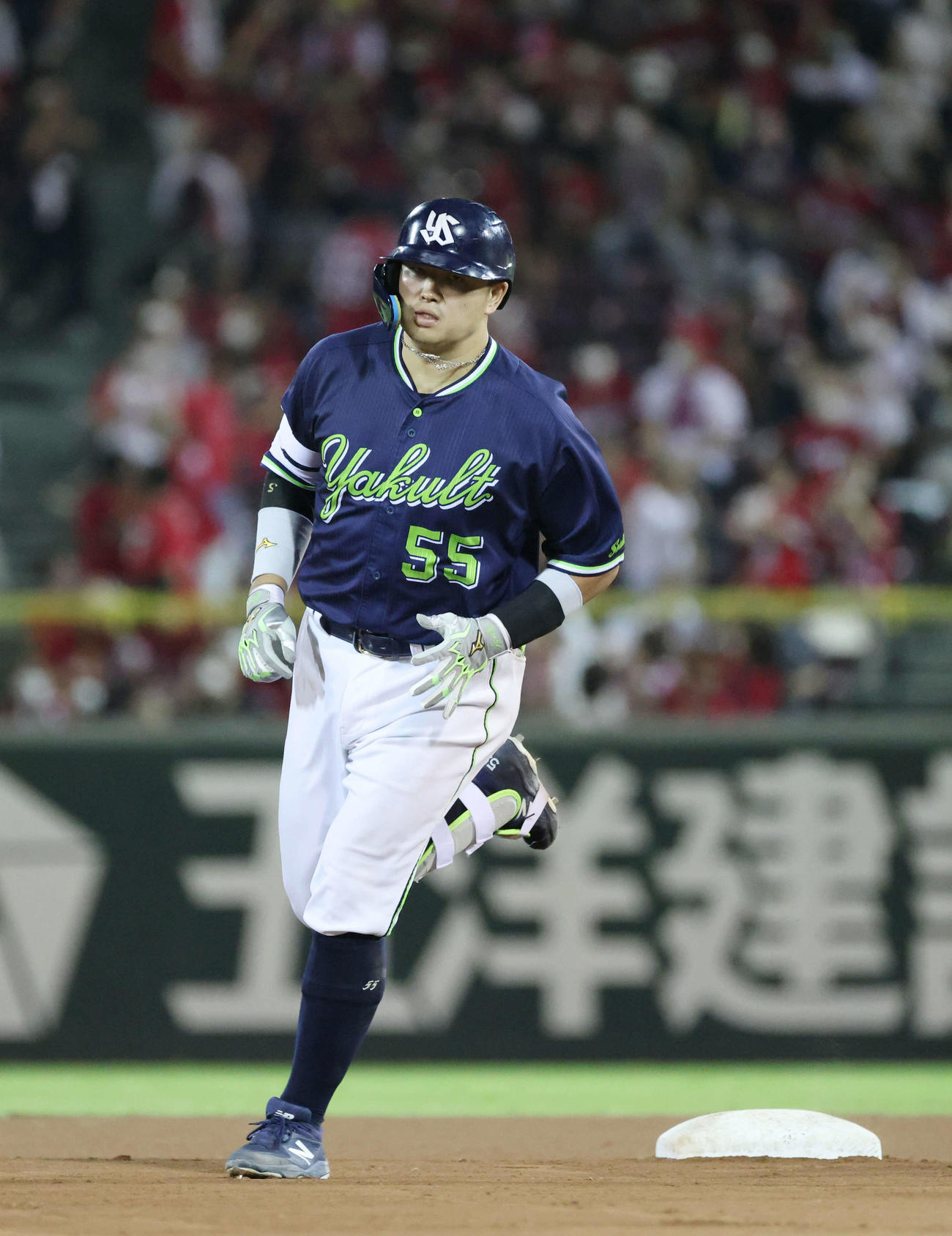 広島対ヤクルト　8回表ヤクルト2死、村上は40号右越え本塁打を放ち、二塁を回る（撮影・加藤孝規）