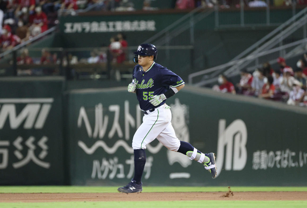 広島対ヤクルト　8回表ヤクルト2死、村上は40号右越え本塁打を放ち、一、二塁間を走る（撮影・加藤孝規）