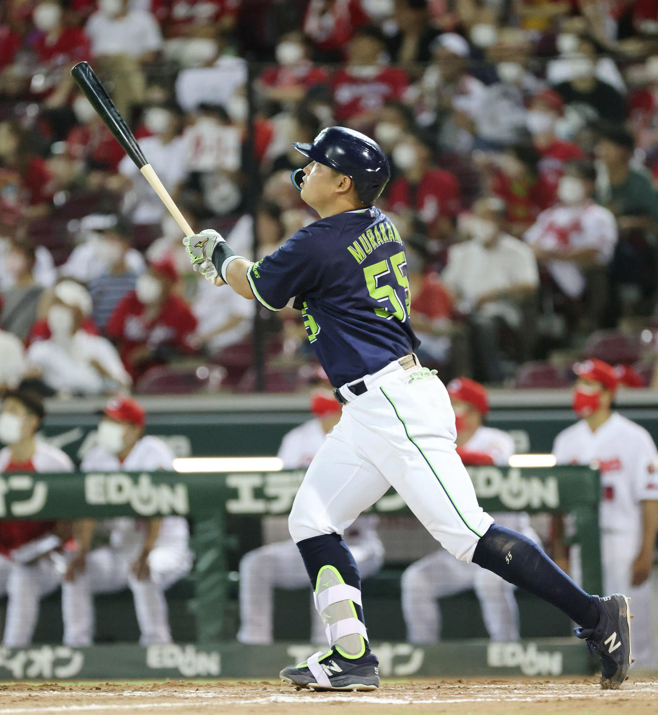 広島対ヤクルト　8回表ヤクルト2死、村上は右越えに40号となる本塁打を放ち、ボールの行方を確認する（撮影・加藤孝規）