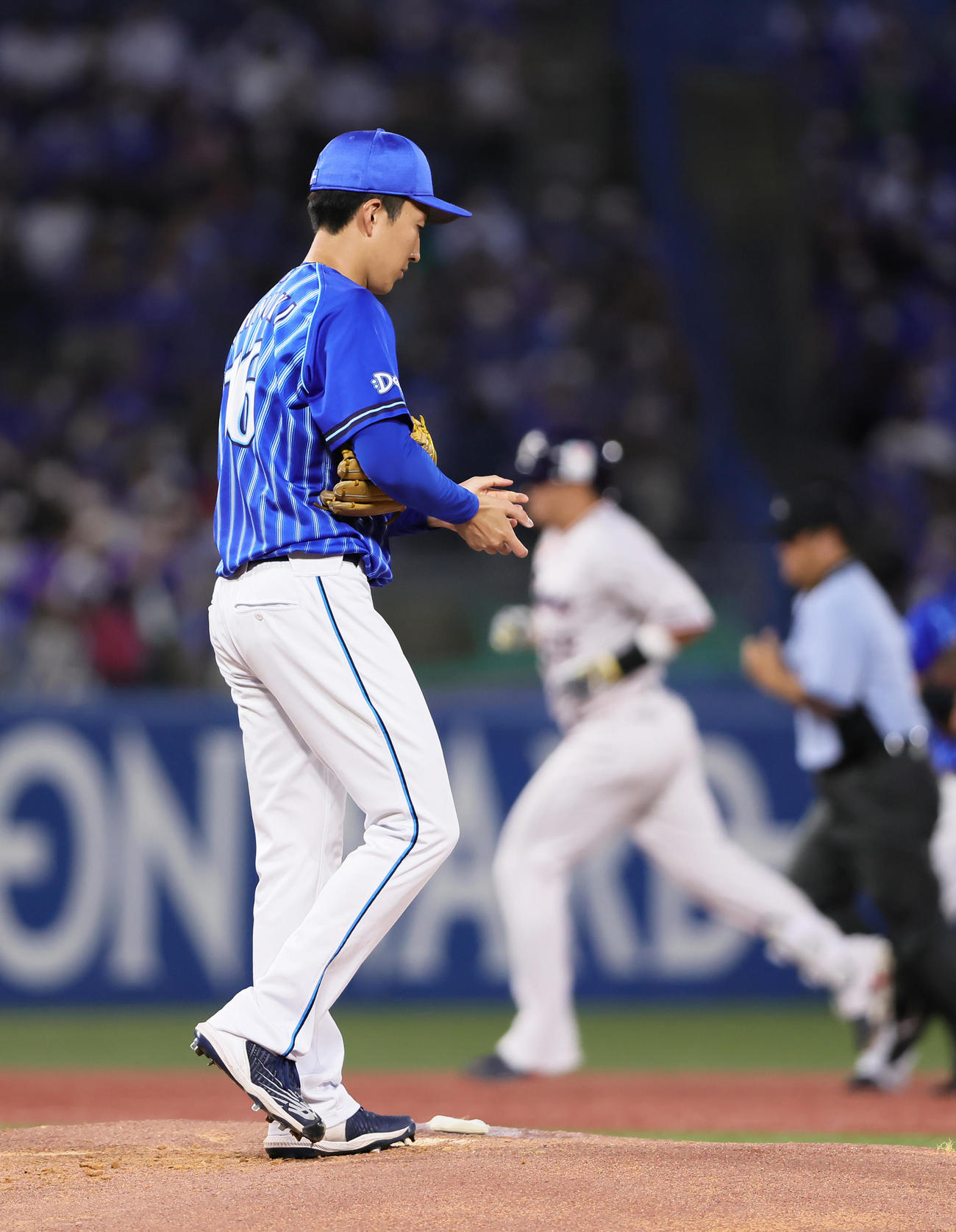 ヤクルト対DeNA  2回裏ヤクルト無死、村上（後方）に中越え本塁打を許す大貫（撮影・足立雅史）