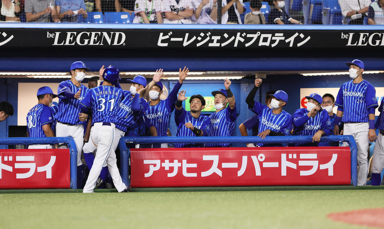 ヤクルト対DeNA  3回表DeNA1死二塁、桑原の左越え適時二塁打で生還した柴田（左から3人目）を迎えるナインら（撮影・足立雅史）