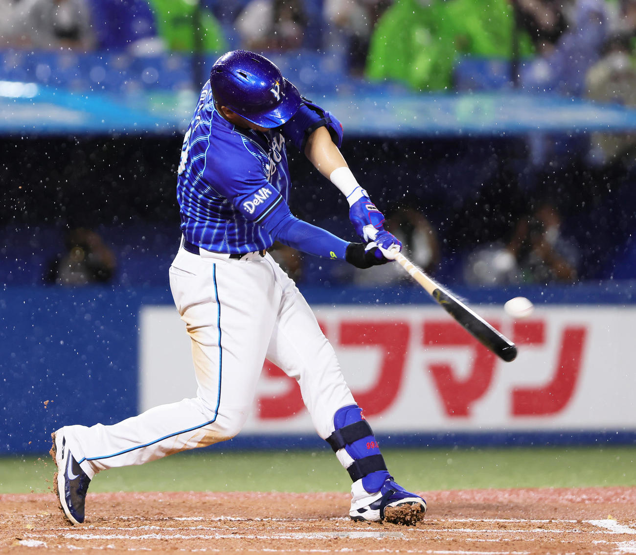 ヤクルト対DeNA  6回表DeNA無死一塁、ソトは左中間へ2点本塁打を放つ（撮影・足立雅史）