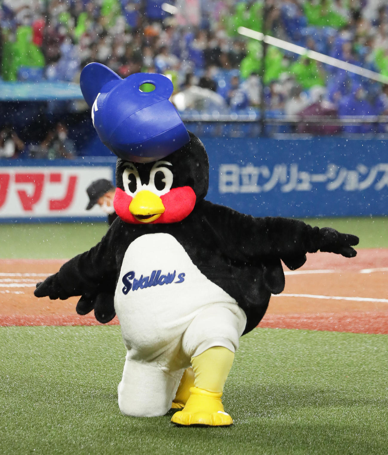 ヤクルト対DeNA空中くるりんぱに失敗するつば九郎（撮影・足立雅史）