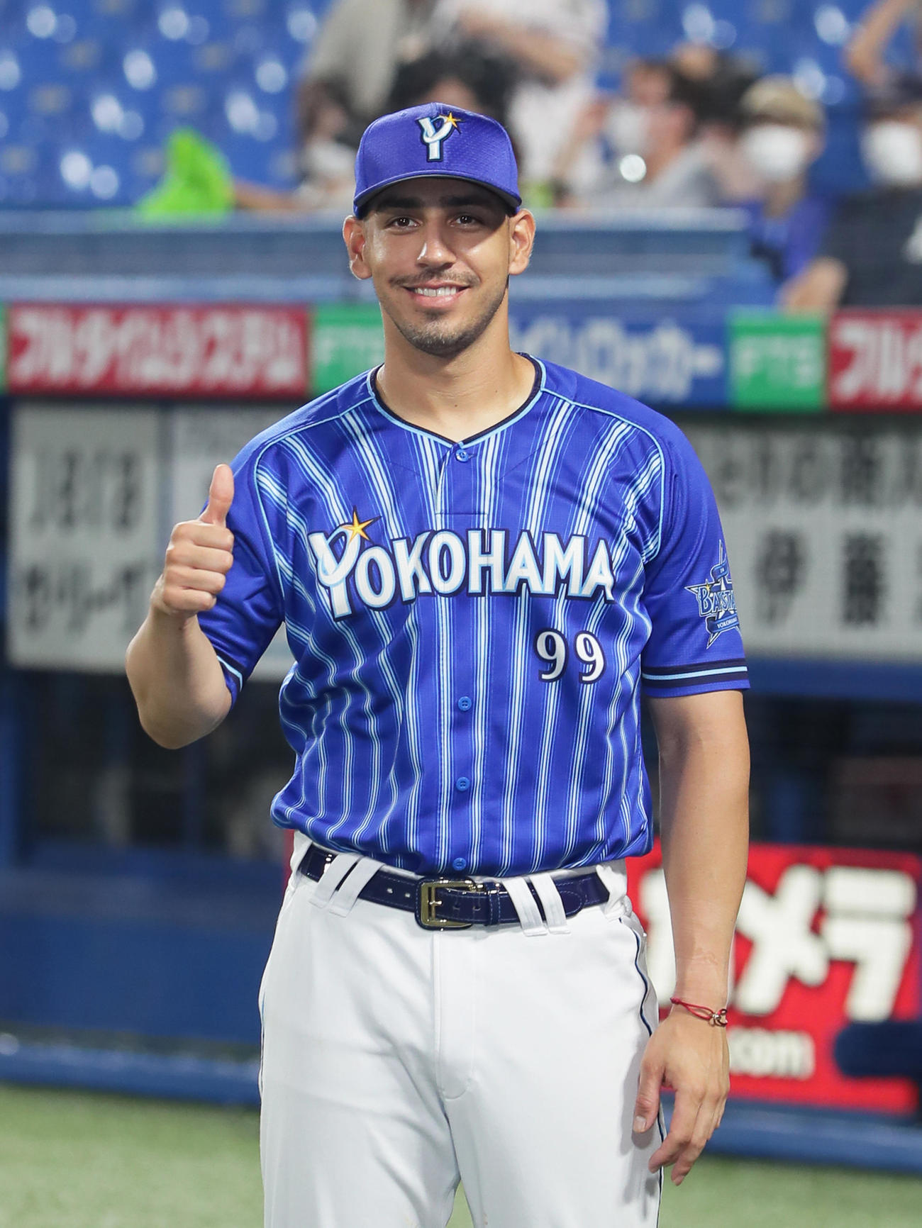 ヤクルト対DeNA試合後、勝ち越し2点本塁打のソトは笑顔でポーズ（撮影・足立雅史）