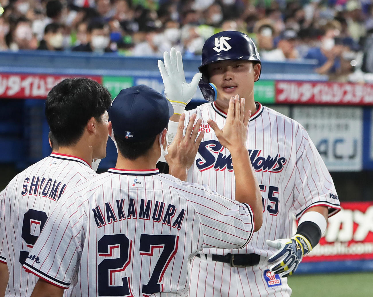 ヤクルト対DeNA  2回裏ヤクルト無死、村上は中越え本塁打を放ちタッチを交わす（撮影・足立雅史）