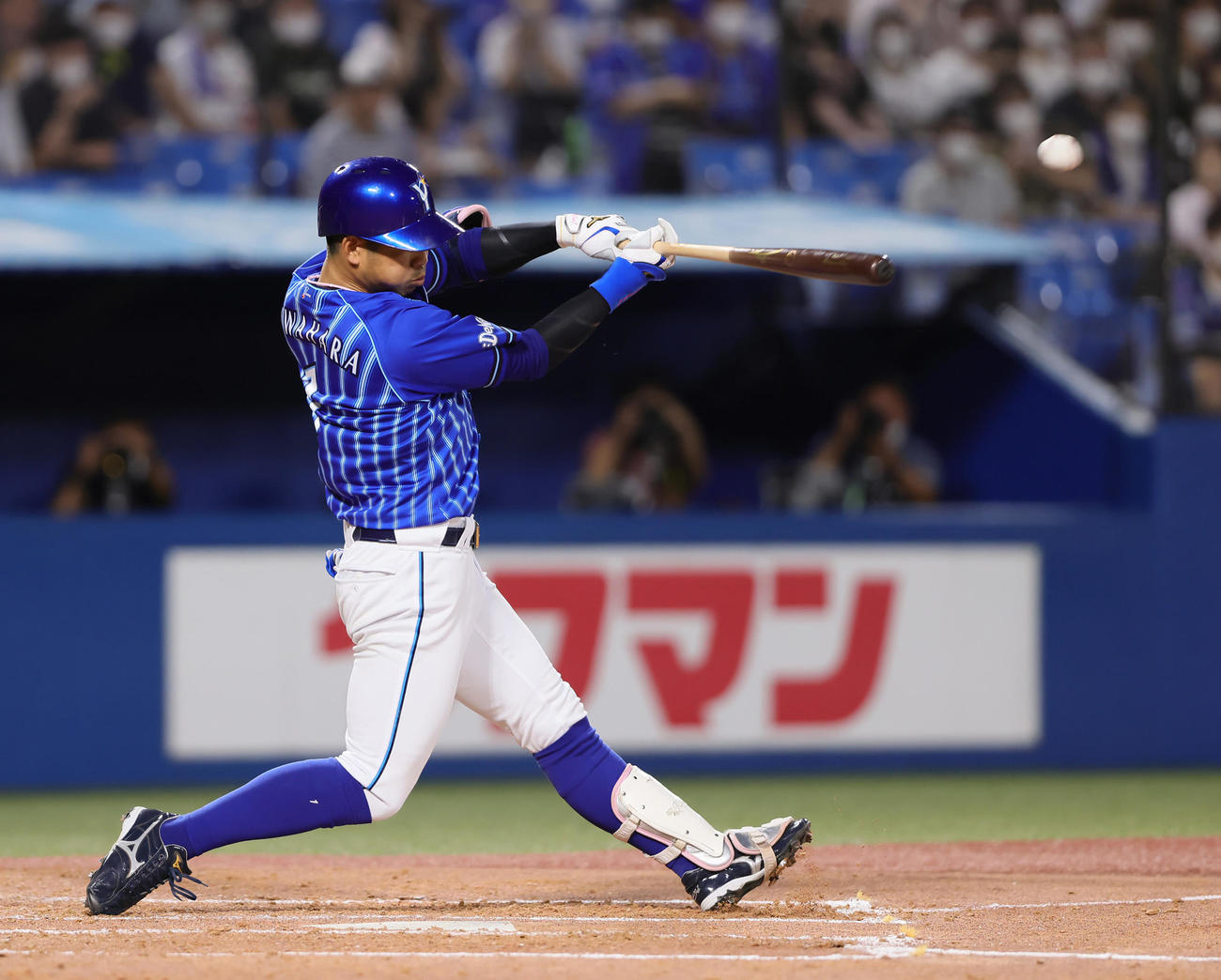 ヤクルト対DeNA  3回表DeNA1死二塁、桑原は左越え適時二塁打を放つ（撮影・足立雅史）