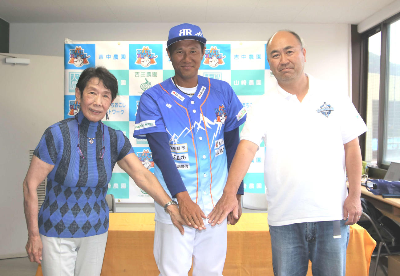 富良野ブルーリッジ・篠田球団代表GM（左）、兵庫ブレイバーズ川崎代表理事兼GM（右）とともに入団会見に臨んだ久保（撮影・山崎純一）