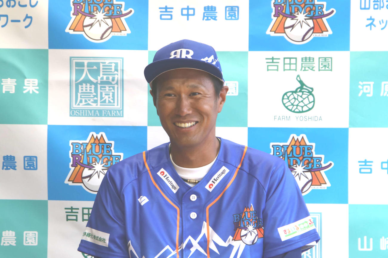 入団会見で笑顔を見せる久保（撮影・山崎純一）