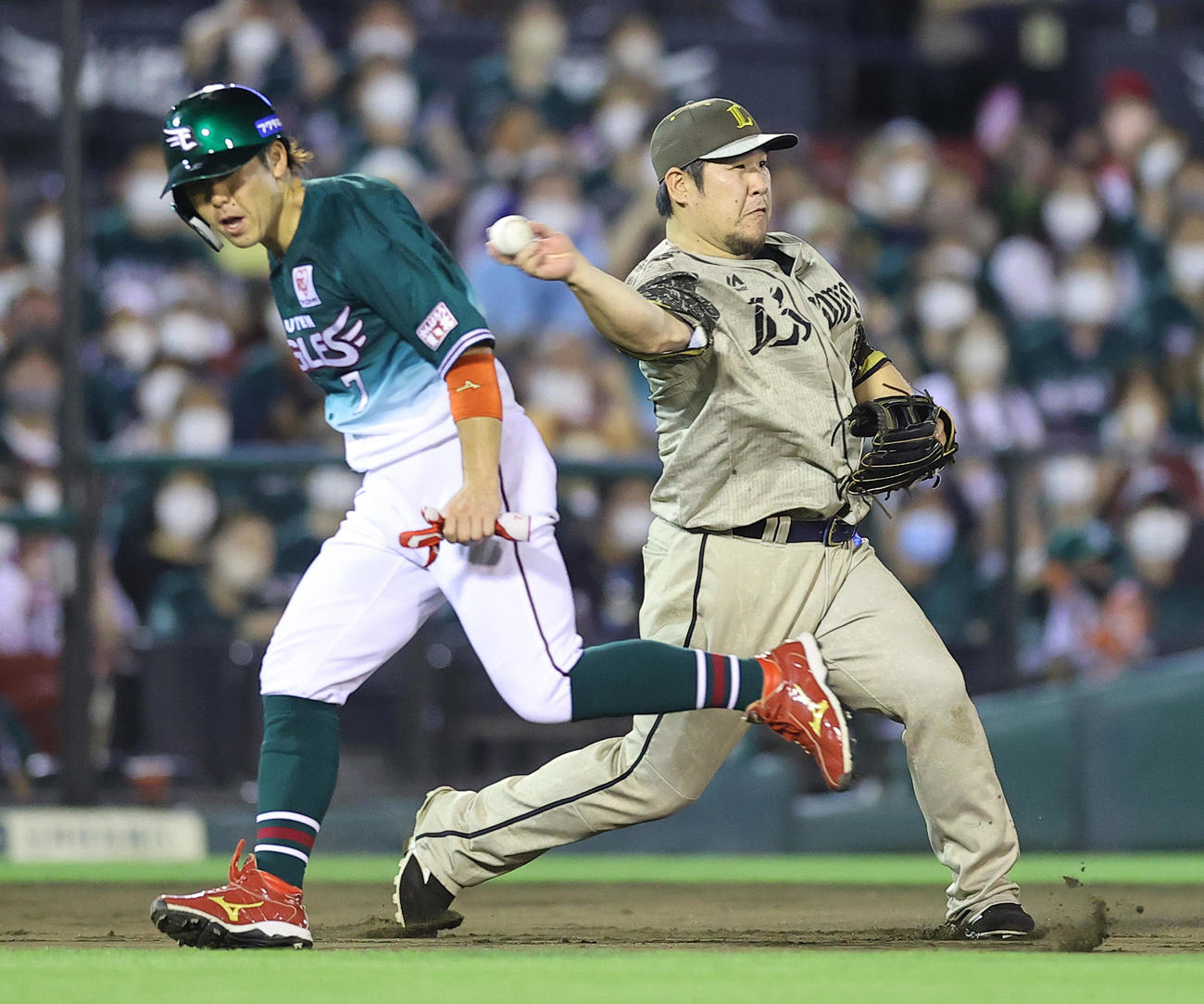 楽天対西武　7回裏楽天2死満塁、炭谷銀仁朗の三ゴロをさばく中村（右）（撮影・垰建太）