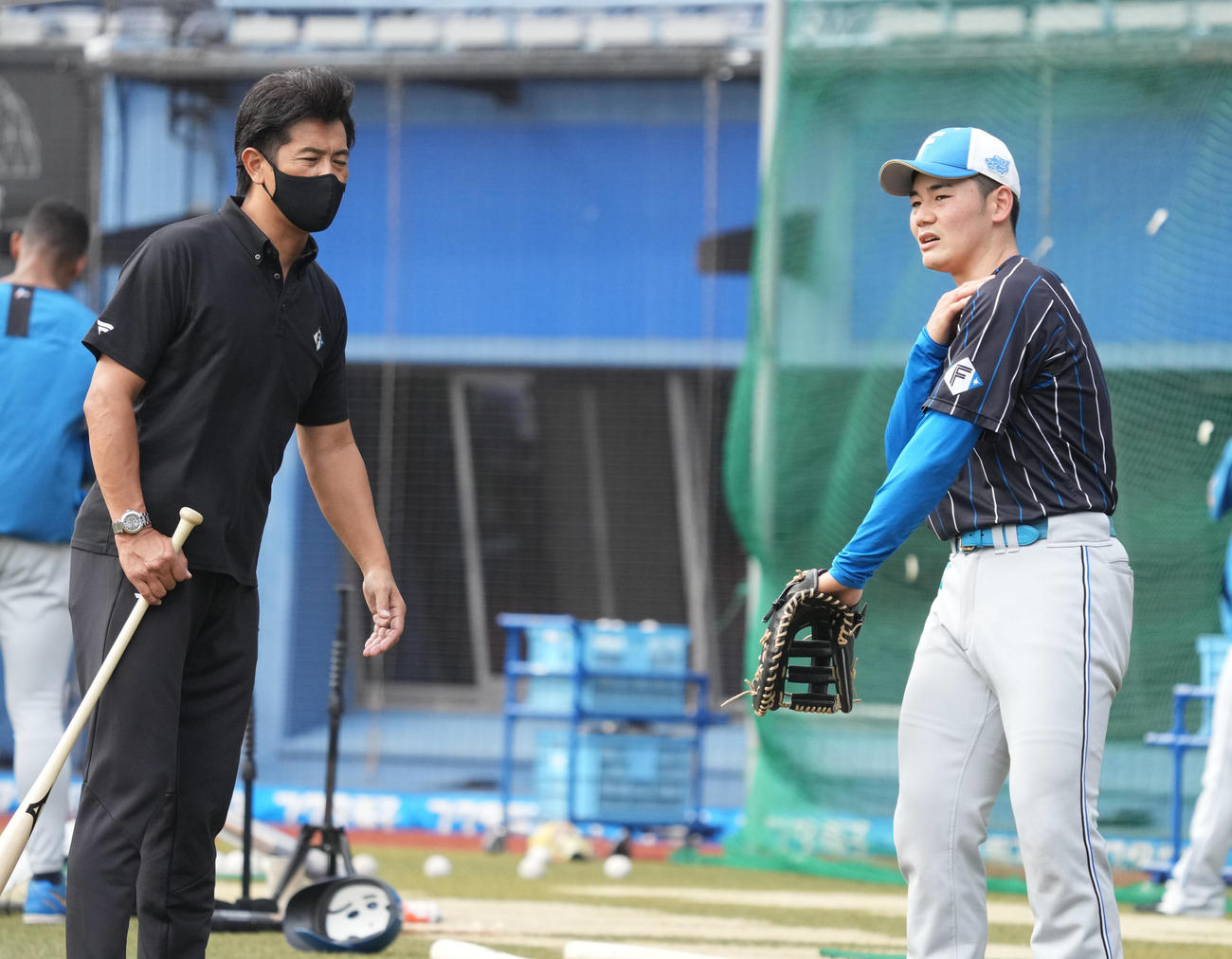 ロッテ対日本ハム　試合前の練習で稲葉GMに声を掛けられる日本ハム清宮（撮影・小沢裕）