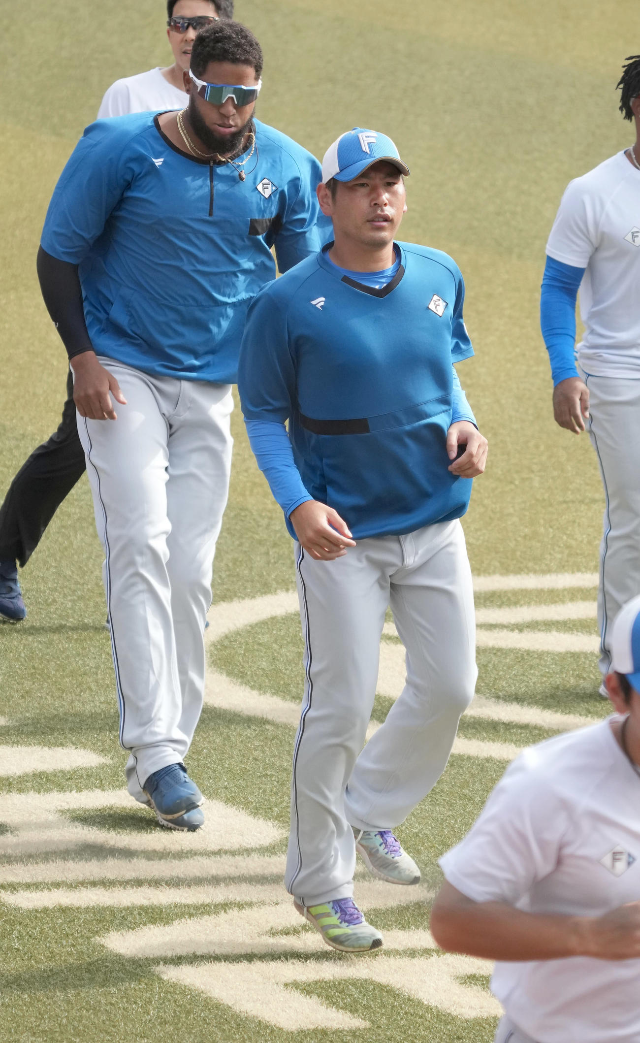 ロッテ対日本ハム　試合前の練習に臨む日本ハム加藤（撮影・小沢裕）