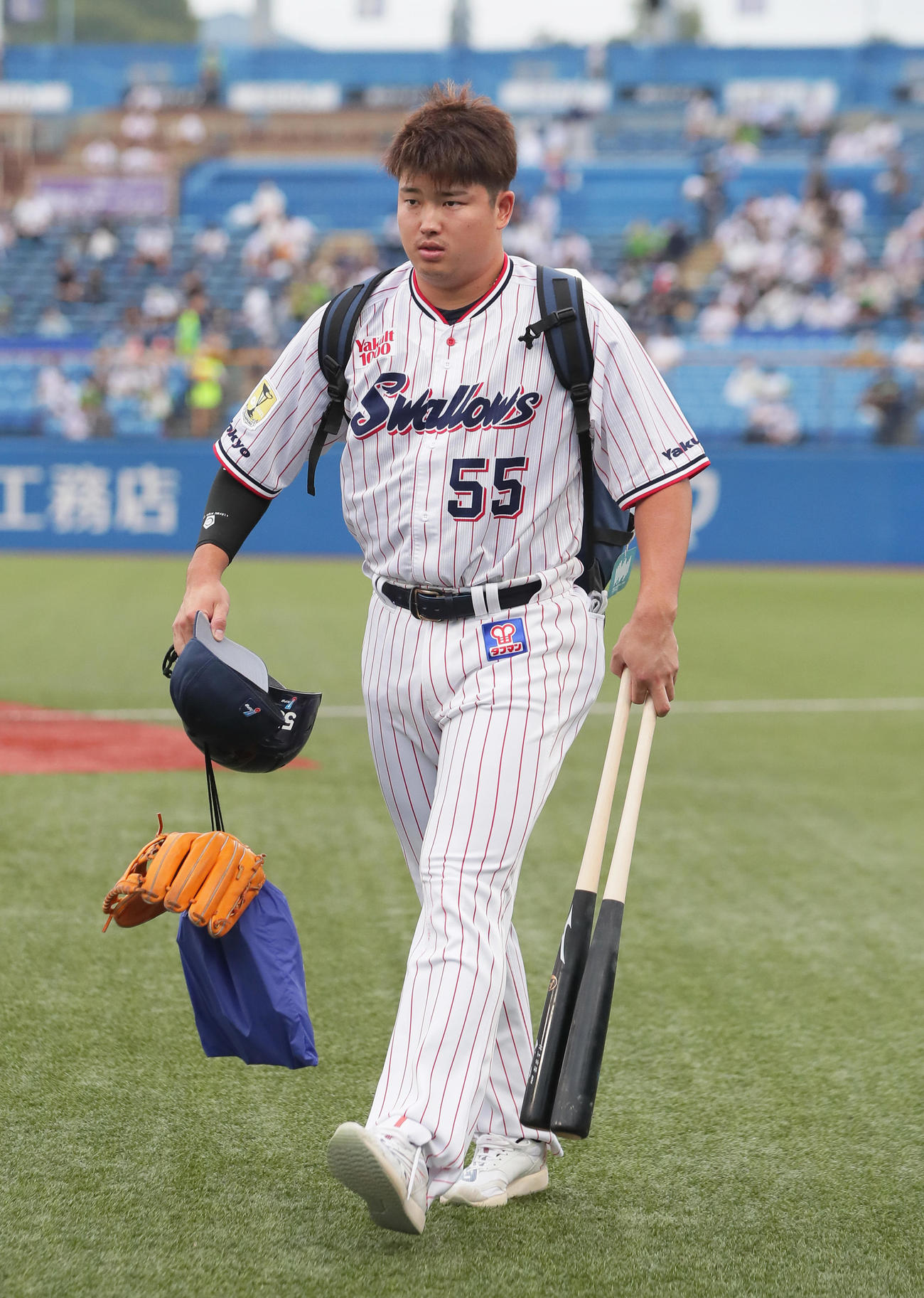 球場入りするヤクルト村上（撮影・足立雅史）