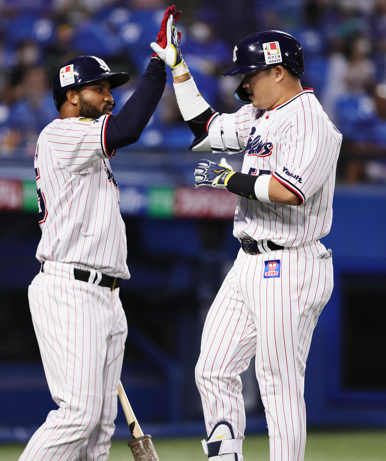 ヤクルト対DeNA  2回裏ヤクルト無死、村上（右）は中越え本塁打を放ちサンタナとタッチを交わす（撮影・足立雅史）