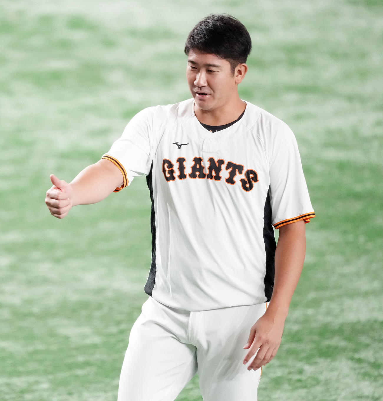 巨人対広島　試合前練習でサムズアップポーズの巨人菅野（撮影・鈴木みどり）