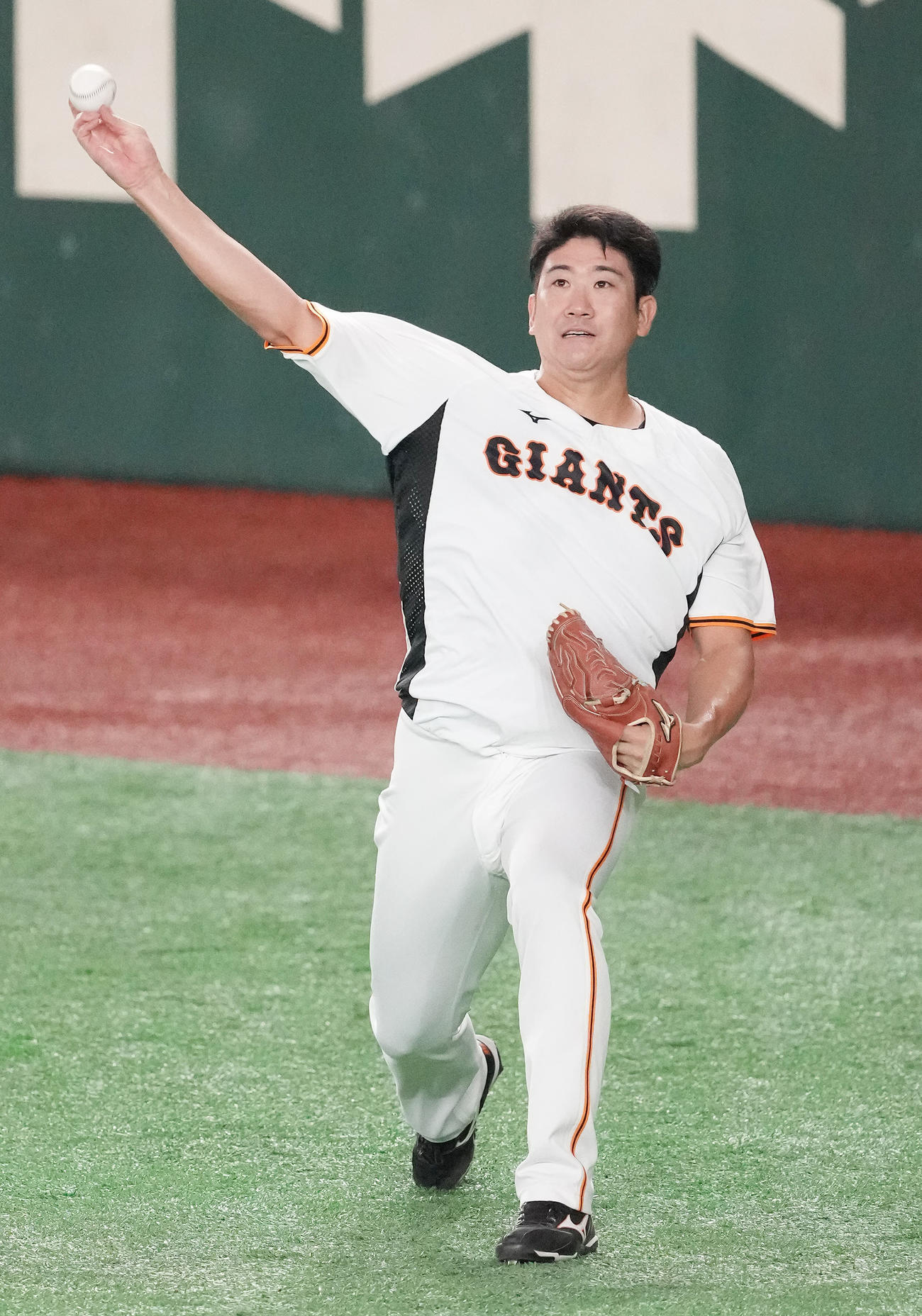 巨人対広島　試合前練習でキャッチボールする巨人菅野（撮影・鈴木みどり）