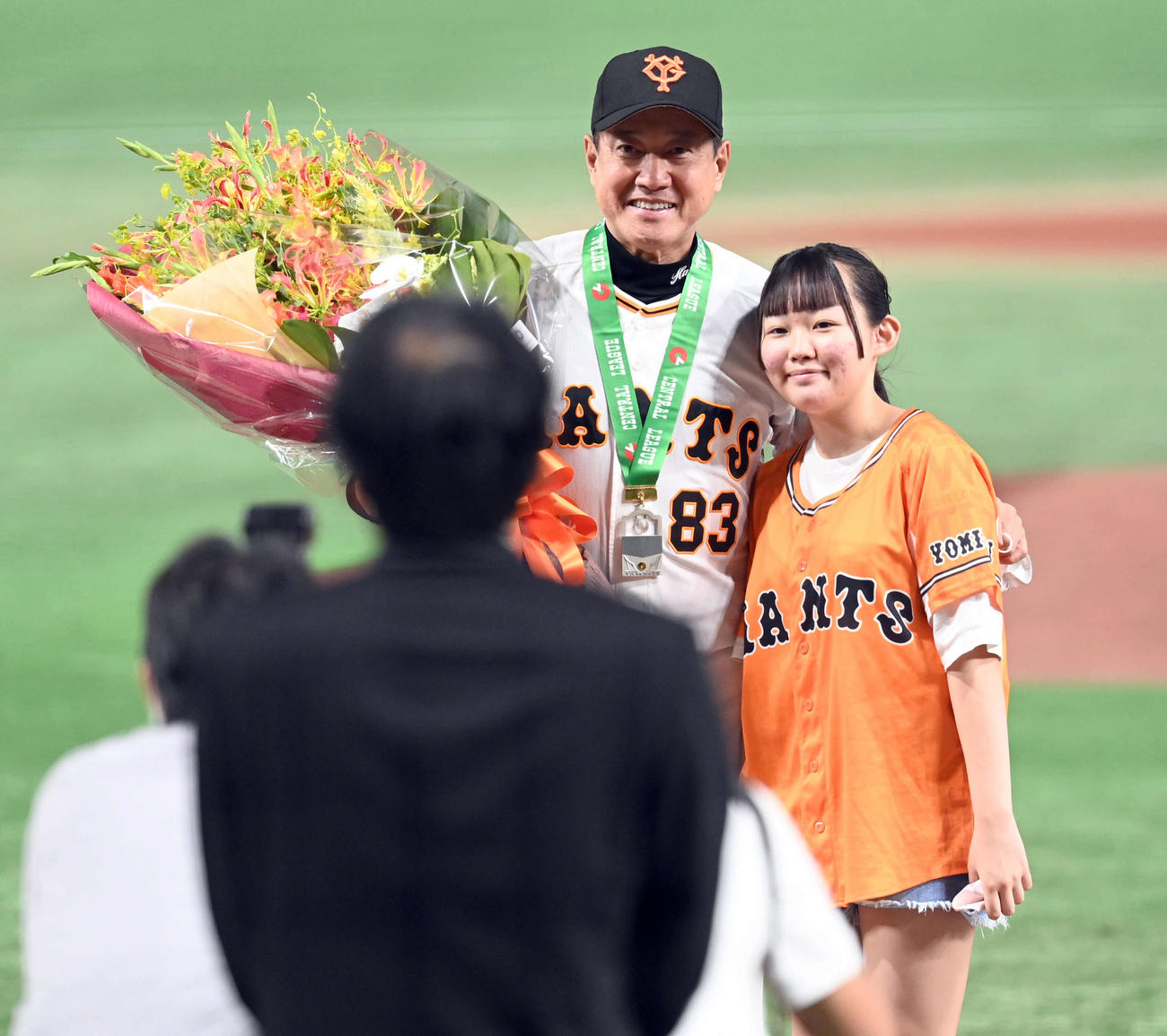 巨人対広島　通算1200勝を達成し連盟表彰を受ける巨人原監督（撮影・たえ見朱実）