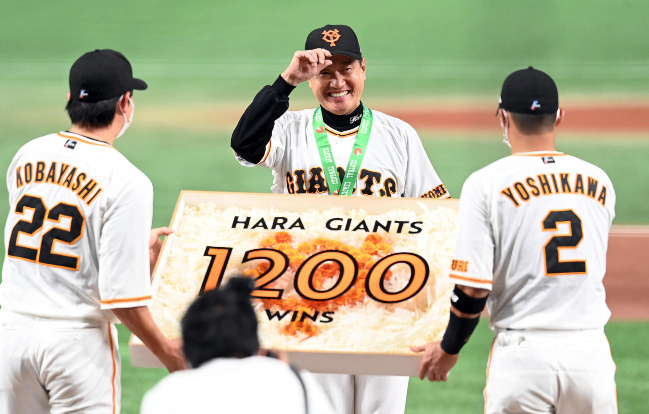 巨人対広島　通算1200勝を達成した巨人原監督は、選手から記念品の贈呈を受け笑顔を見せる（撮影・たえ見朱実）