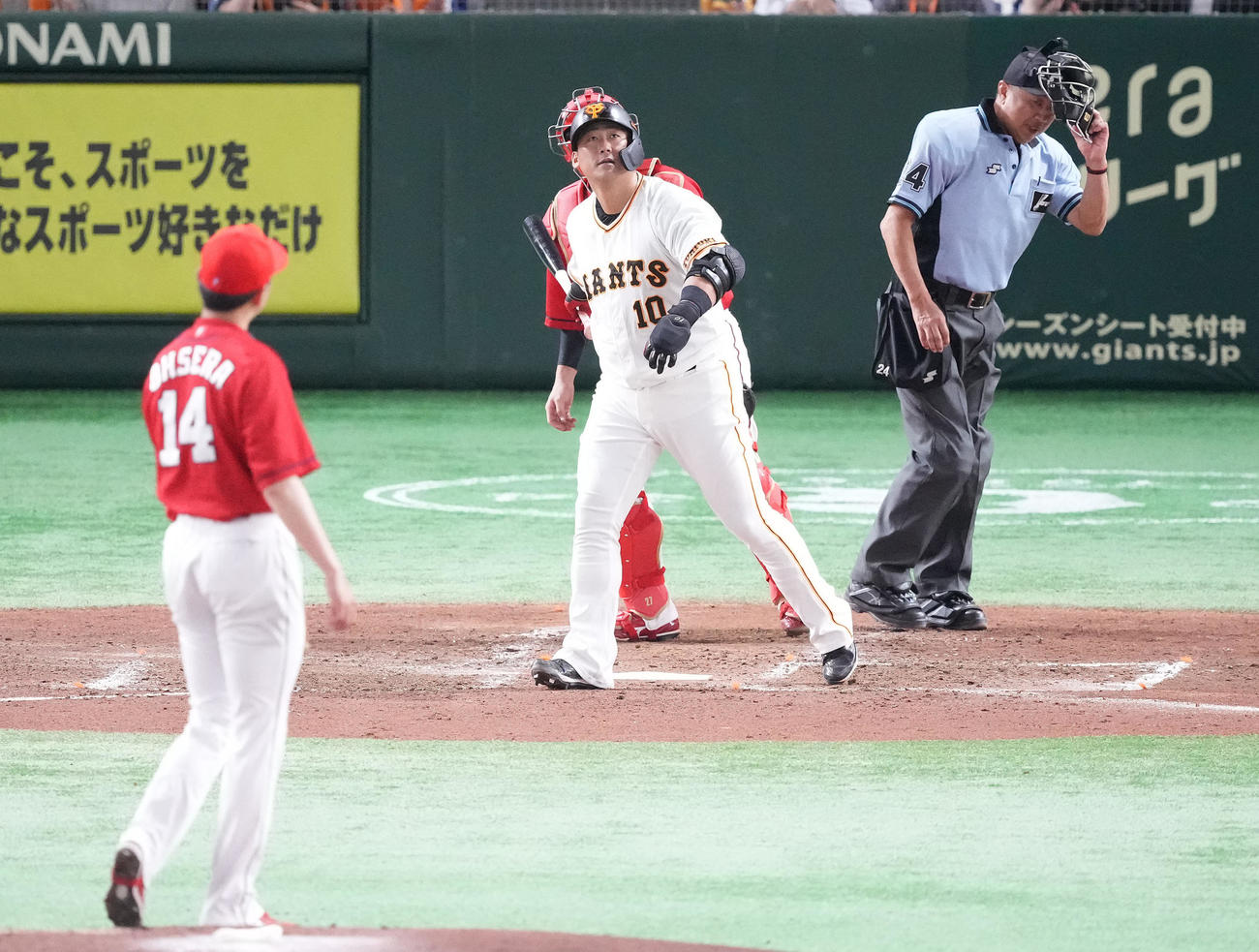 巨人対広島　3回裏巨人1死一塁、左中間に2点本塁打を放つ中田。投手大瀬良（撮影・鈴木みどり）