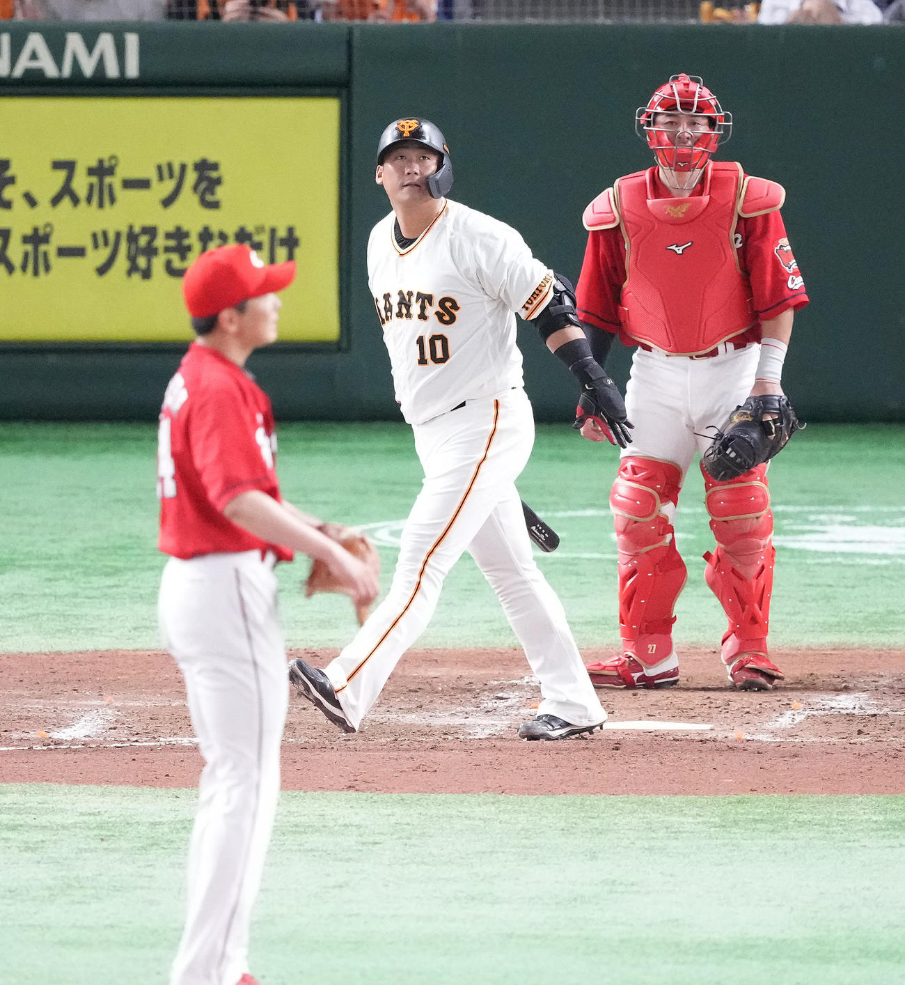 巨人対広島　3回裏巨人1死一塁、左中間に2点本塁打を放つ中田。投手大瀬良（撮影・鈴木みどり）