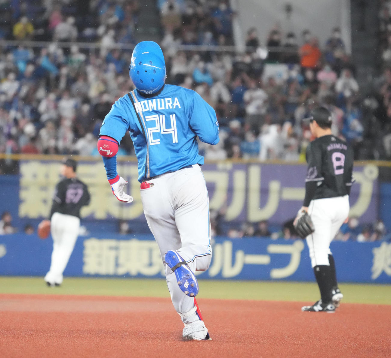 ロッテ対日本ハム　6回表日本ハム1死、野村は会心の当たりもフェンス手前への左飛に終わり天を仰ぐ（撮影・小沢裕）
