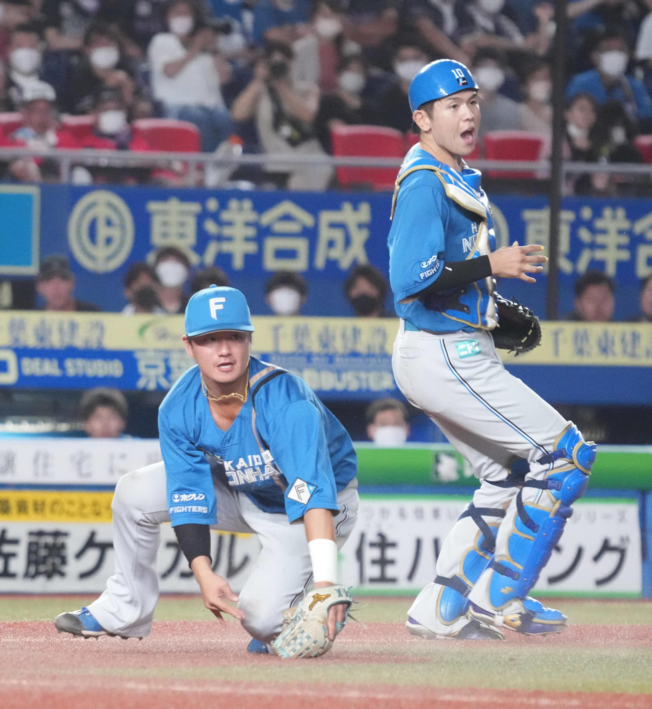 ロッテ対日本ハム　7回裏ロッテ無死一塁、日本ハム佐藤三塁手（左）は佐藤都のバント飛球を好捕。そのまま一塁へ転送し併殺とする（撮影・小沢裕）