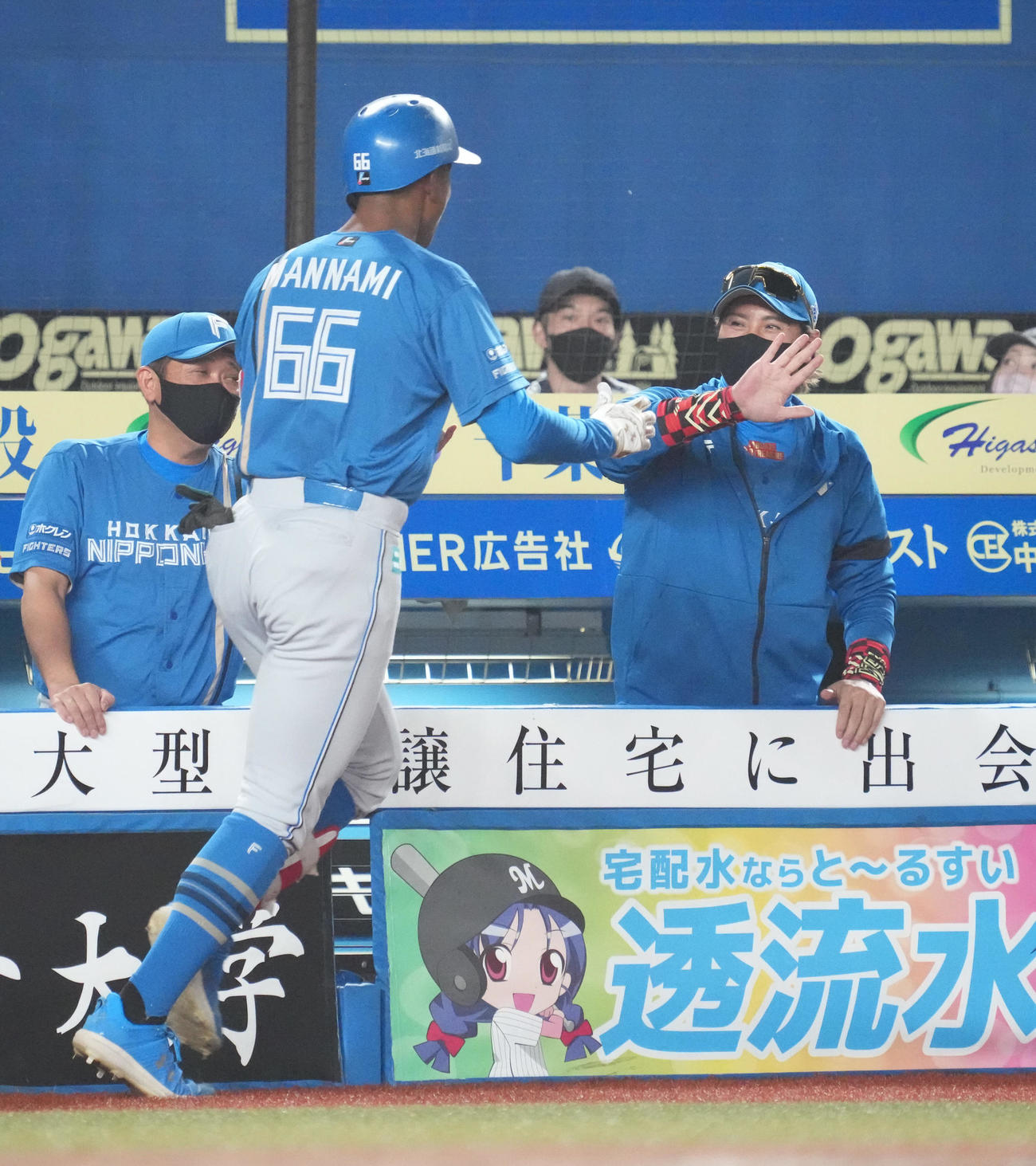 ロッテ対日本ハム　5回表日本ハム1死、万波は中越えにソロ本塁打を放ち新庄監督（右）の祝福を受ける（撮影・小沢裕）