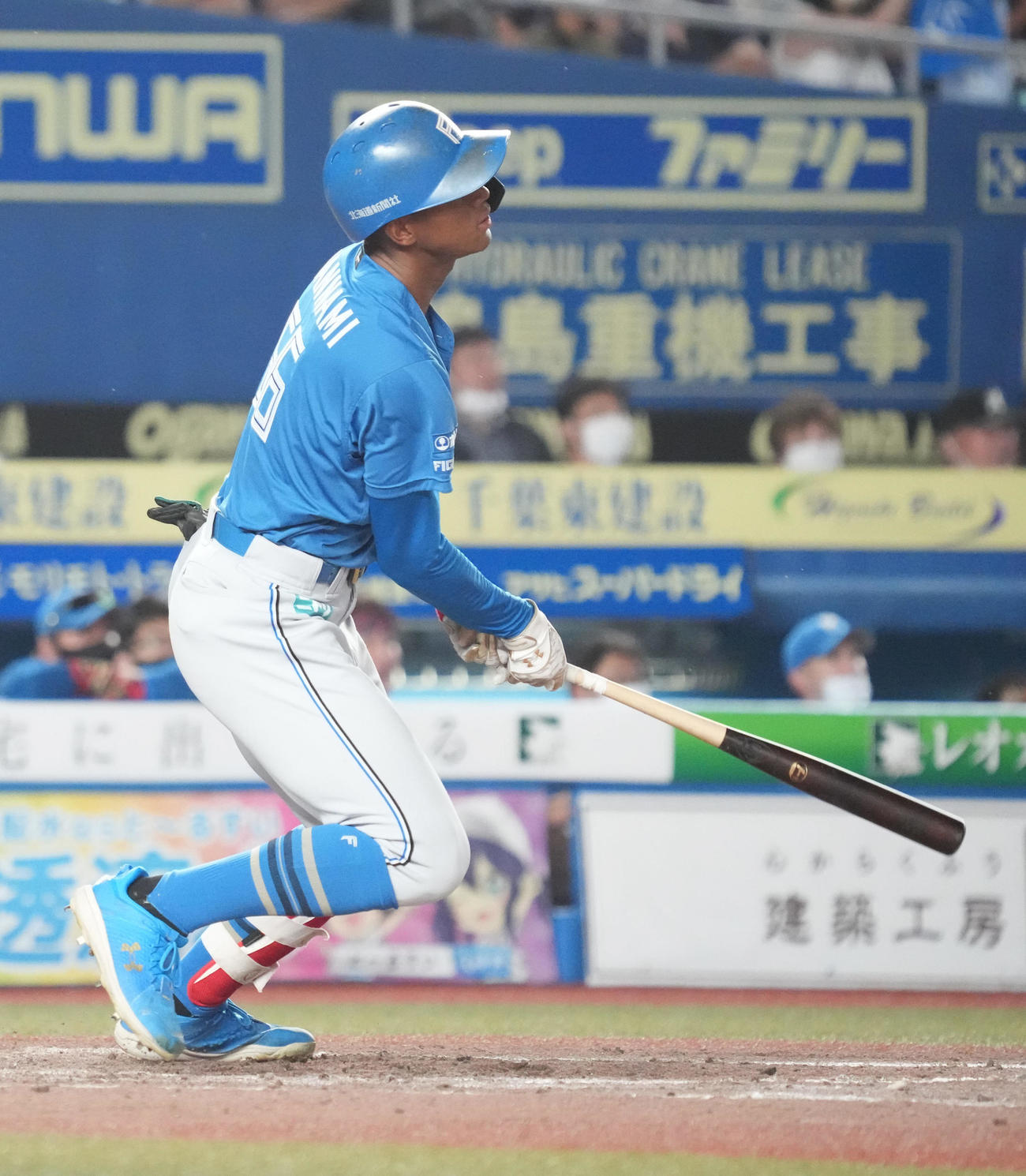 ロッテ対日本ハム　5回表日本ハム1死、万波は中越えにソロ本塁打を放つ（撮影・小沢裕）