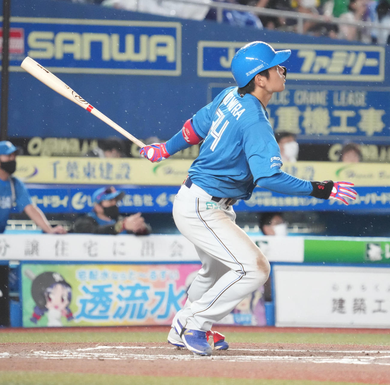 ロッテ対日本ハム　6回表日本ハム1死、日本ハム野村は左飛を放ち打球を見つめる（撮影・小沢裕）