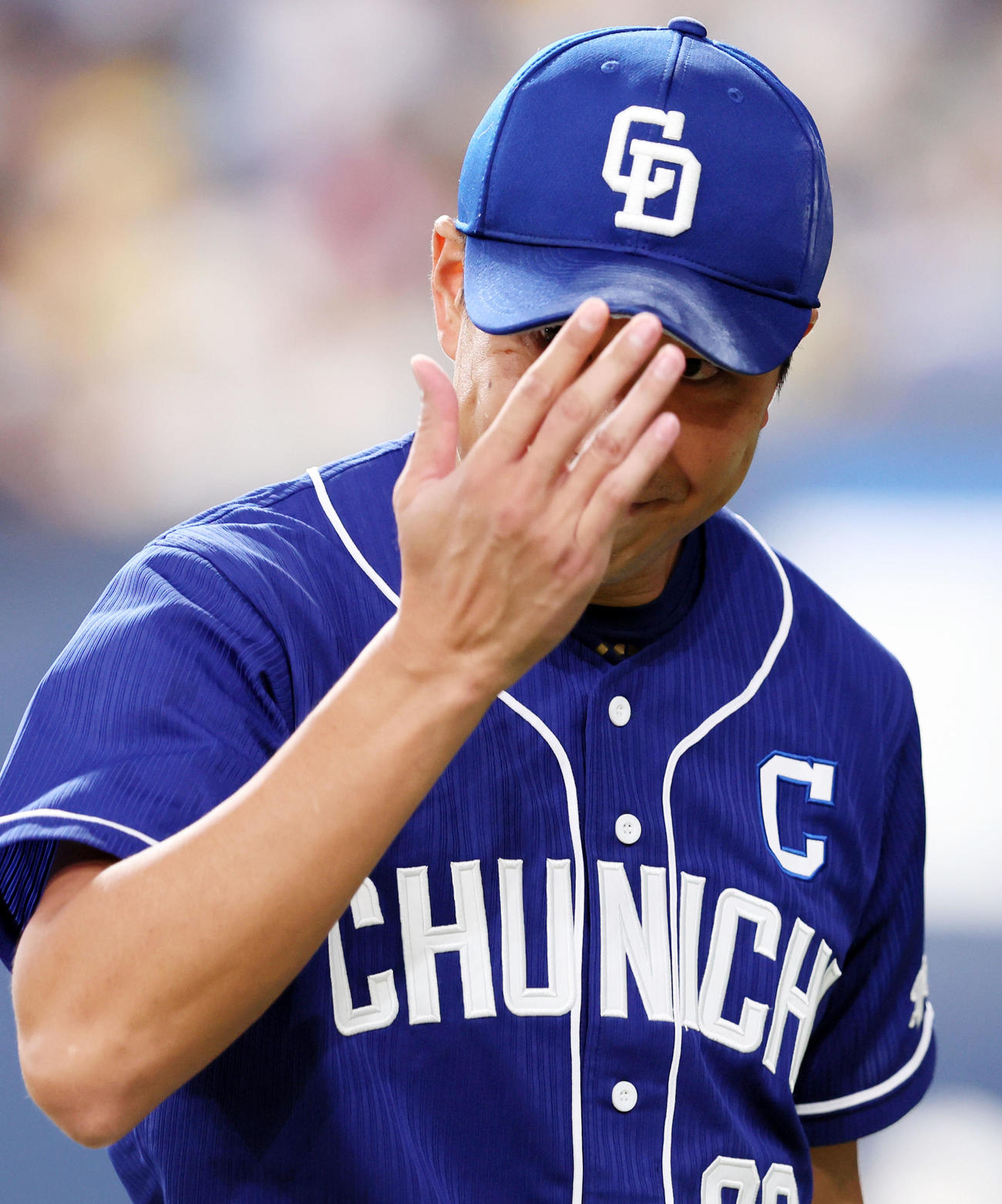 阪神対中日　2回裏を終え好守を見せた内野陣に笑顔でお礼する大野（撮影・加藤哉）