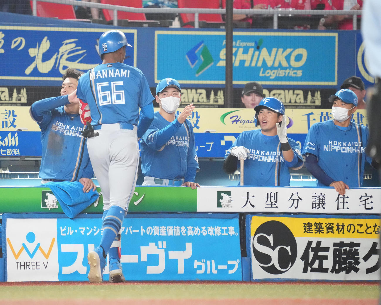 ロッテ対日本ハム　5回表日本ハム1死、万波（左）は中越えにソロ本塁打を放ちベンチのナインの祝福を受ける（撮影・小沢裕）