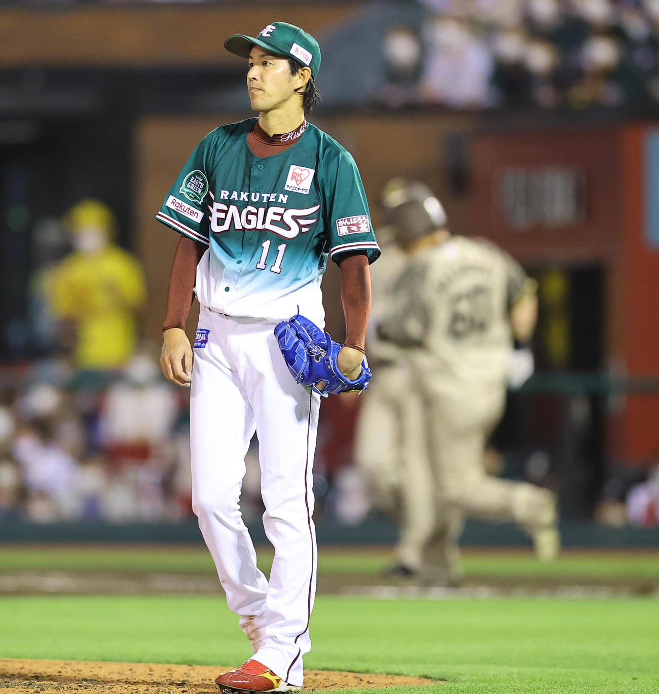 楽天対西武　6回表西武2死、中村（右）に左前打を許す岸（撮影・垰建太）