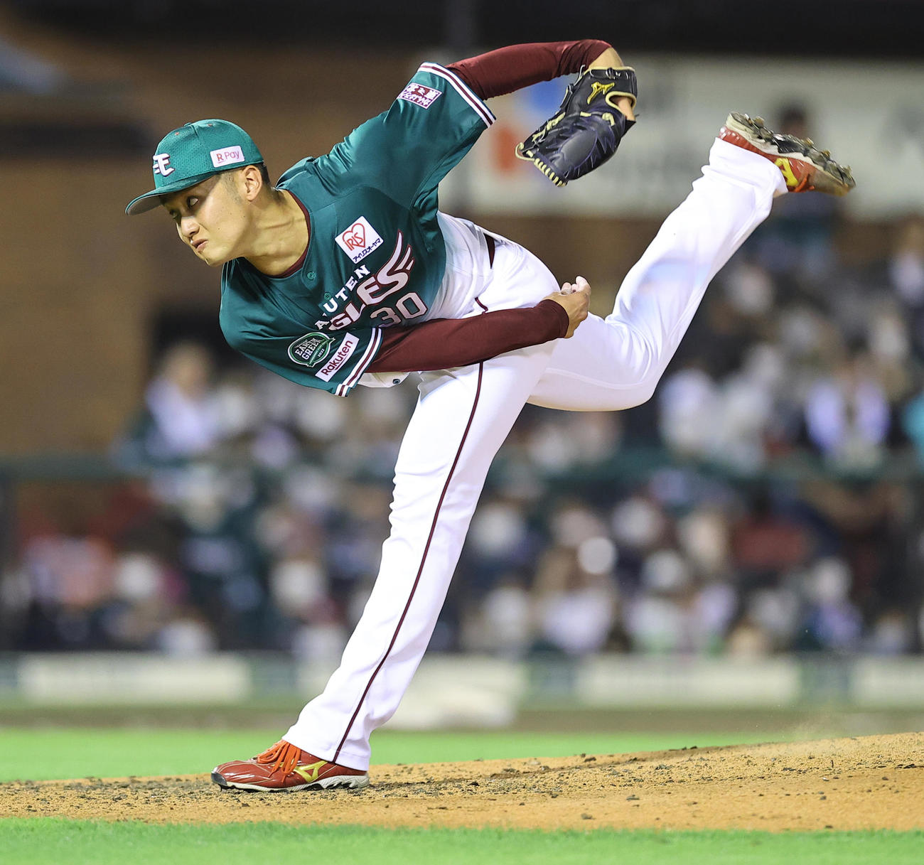楽天対西武　8回表、楽天3番手で登板し力投する小峯（撮影・垰建太）