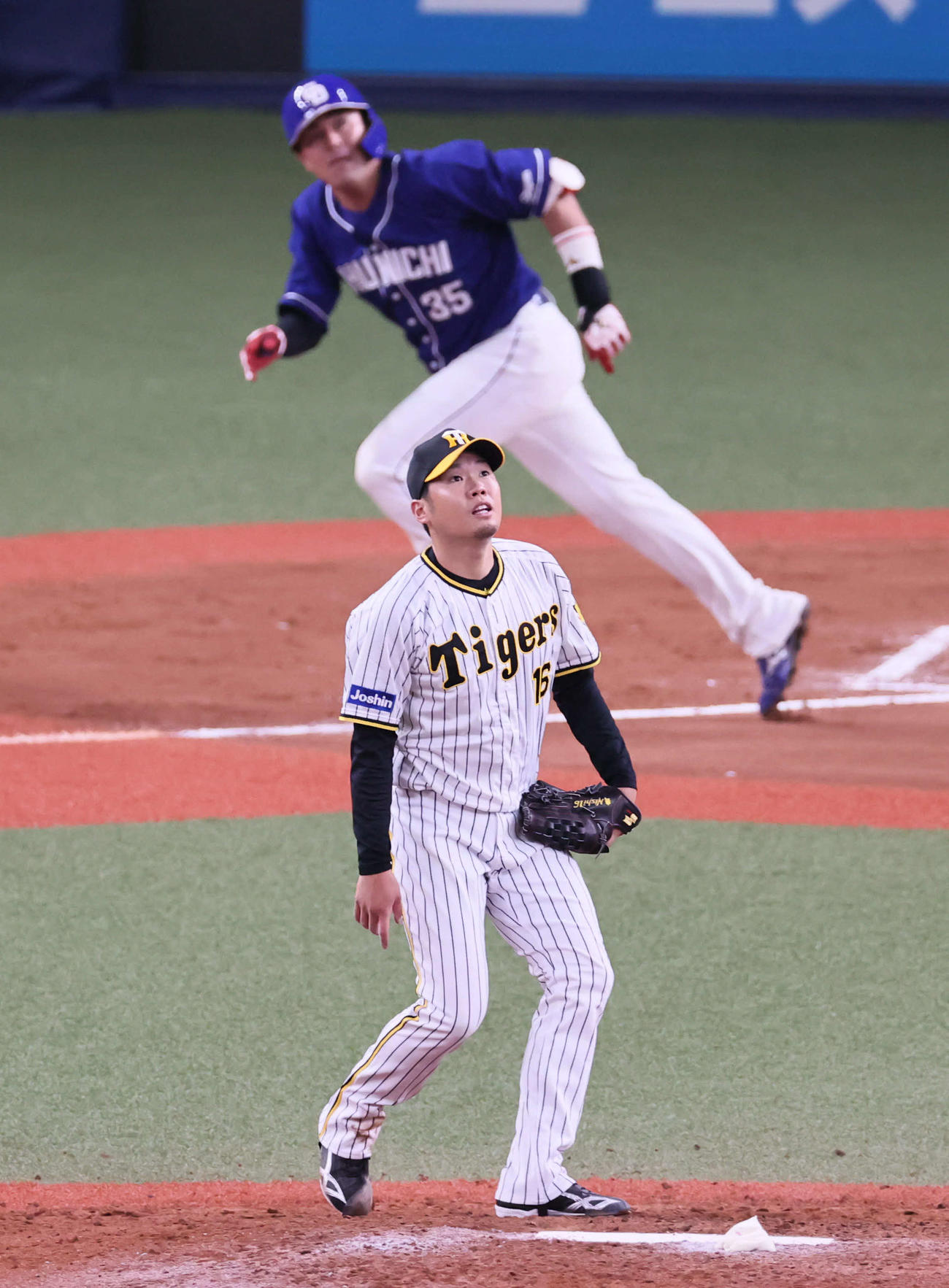 阪神対中日　8回表中日2死一塁、西勇は木下拓に左越え2点本塁打を浴びる（撮影・宮崎幸一）