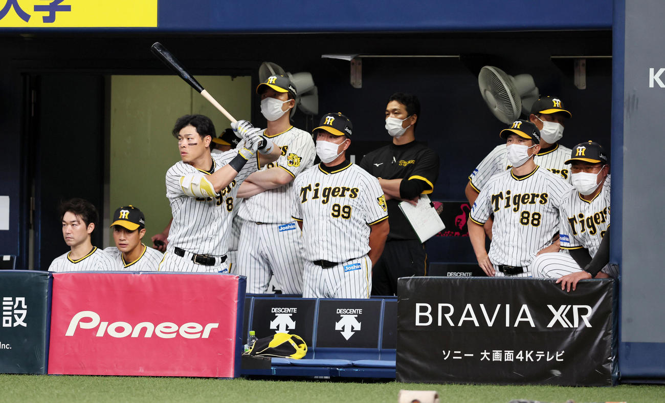 阪神対中日　9回裏阪神無死、ベンチでバットを構える佐藤輝。右から3人目は矢野監督（撮影・加藤哉）